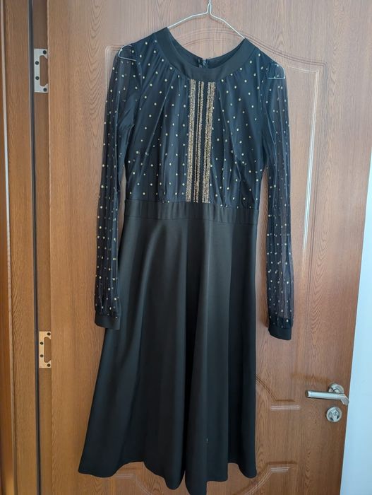 Rochie neagră cu accente aurii