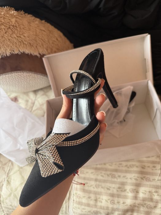 Чисто нови обувки на ток