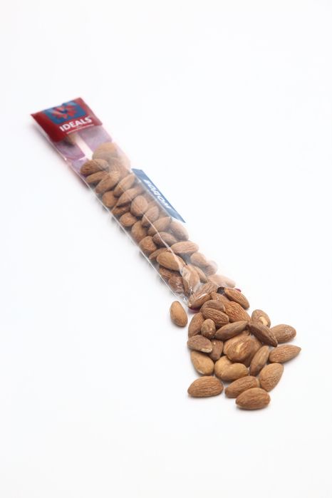 Орехи, снековая продукция в ассортименте. Сухофрукты.