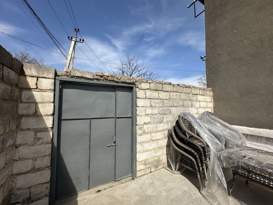 Hovli sotiladi Xishrav Qurgonida 7 sotiq 2 etajli