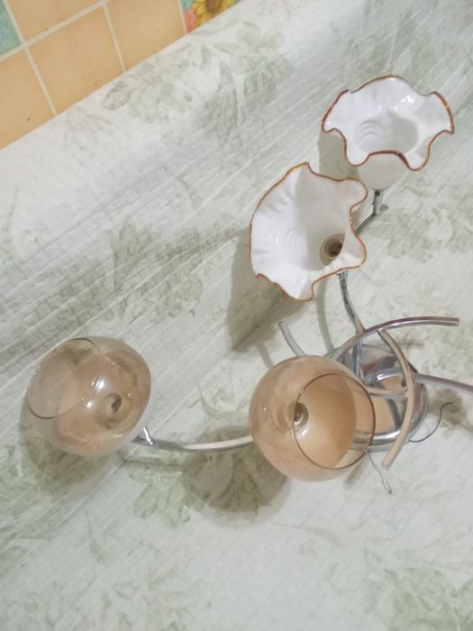 Продам оригинальную 6 ражковую люстру