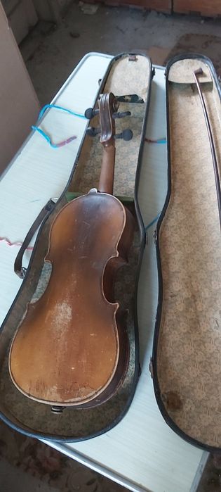 Цигулка, стара, купувана най-късно 1954г., скъсани струни.