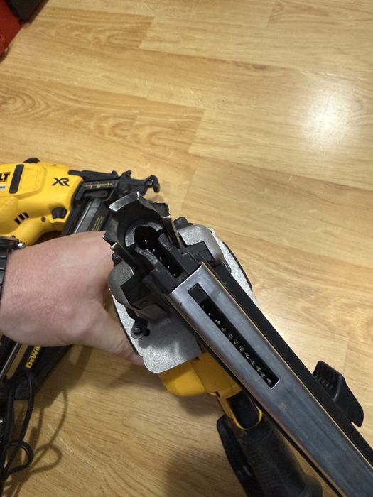 Такер Dewalt DCN692