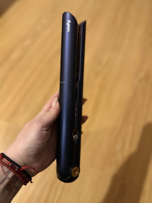 ПРОДАВАМ Безжична Преса за коса Dyson