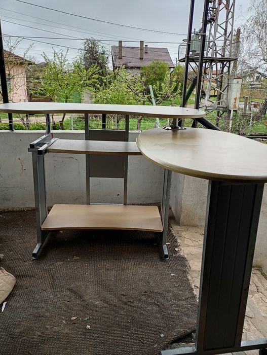 Продавам бюро с подвижен плот