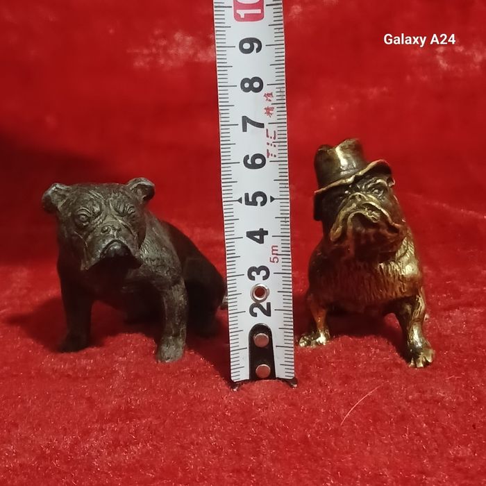 Бронзовые дюралюминовые собаки продаются