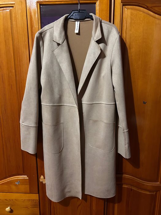 Дамско елегантно палто тип сако/жилетка в неутрален бежов цвят.
