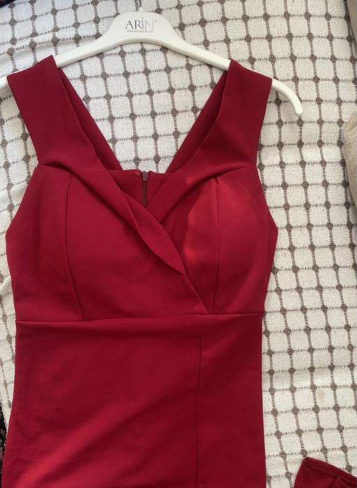 Официална дамска  рокля.Цвят бордо.Носен е само един път.Размер S .