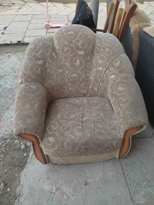 Продаю Диван с двумя креслами