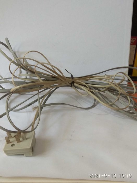 Кабели шнуры (hdmi-hdmi есть) кулера и разное.