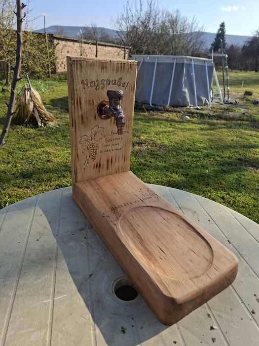 Диспенсър с дъска . Стенен диспенсър. Плато и дъска за мезе.