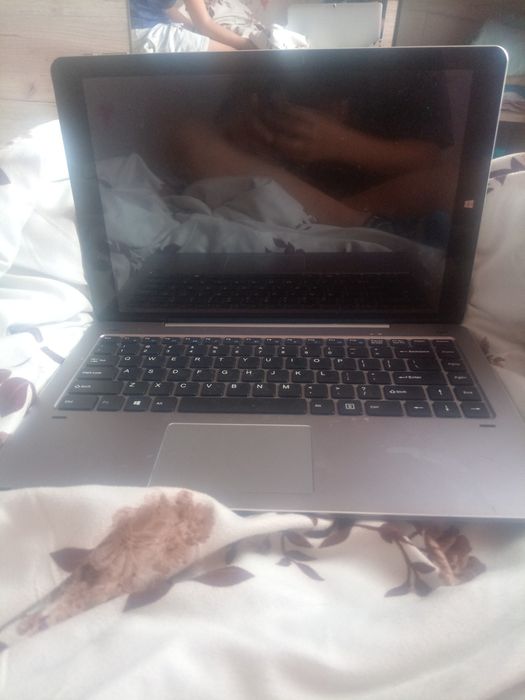 Vând laptop tip tableta