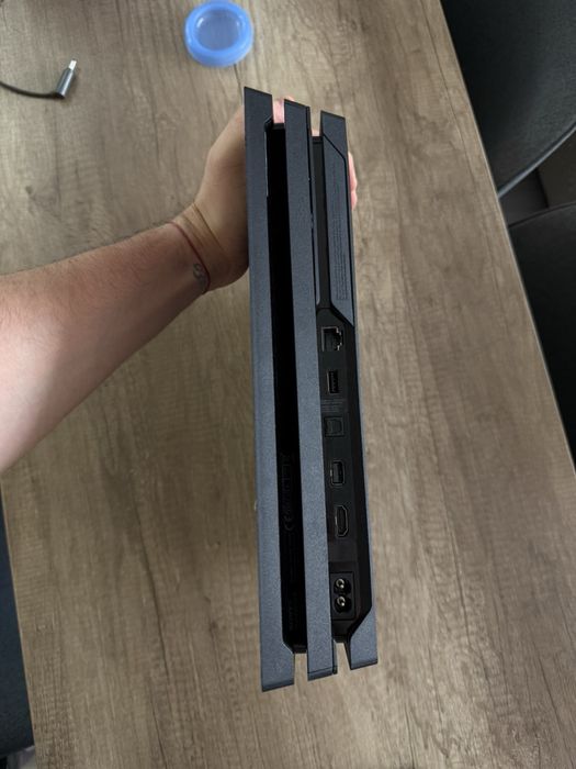 Playstation 4 PRO 1TB с един джойстик