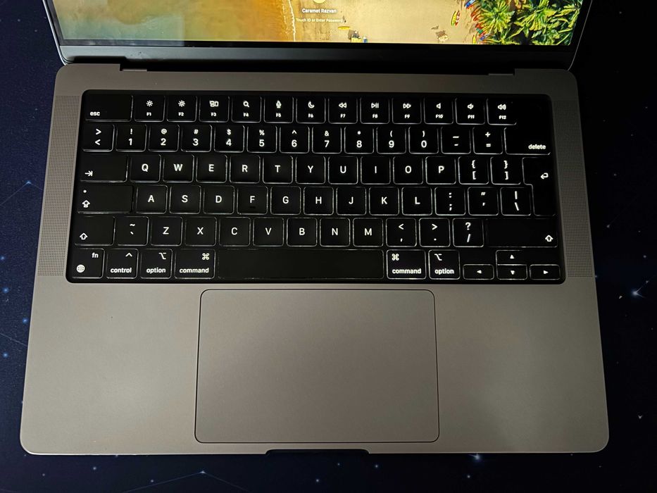 Macbook Pro 14 " cu M1 pro, 16gb ram si 512gb stocare