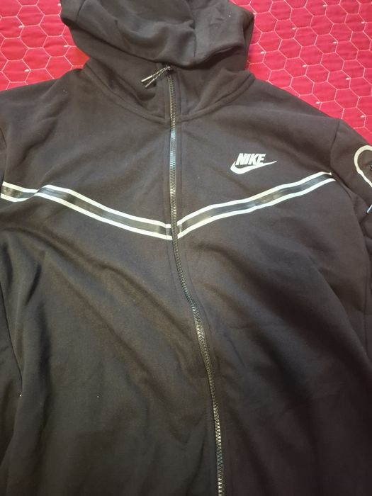 Vând trenig nou NIKE  MADE IN  CAMBODIA  XL