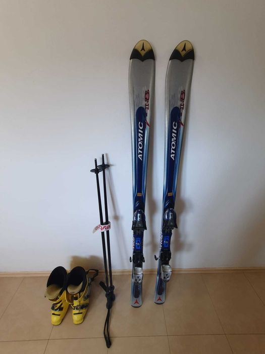 Vând schiuri Atomic 160 cm + Clăpari
