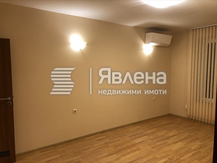 Офис до Икономически университет