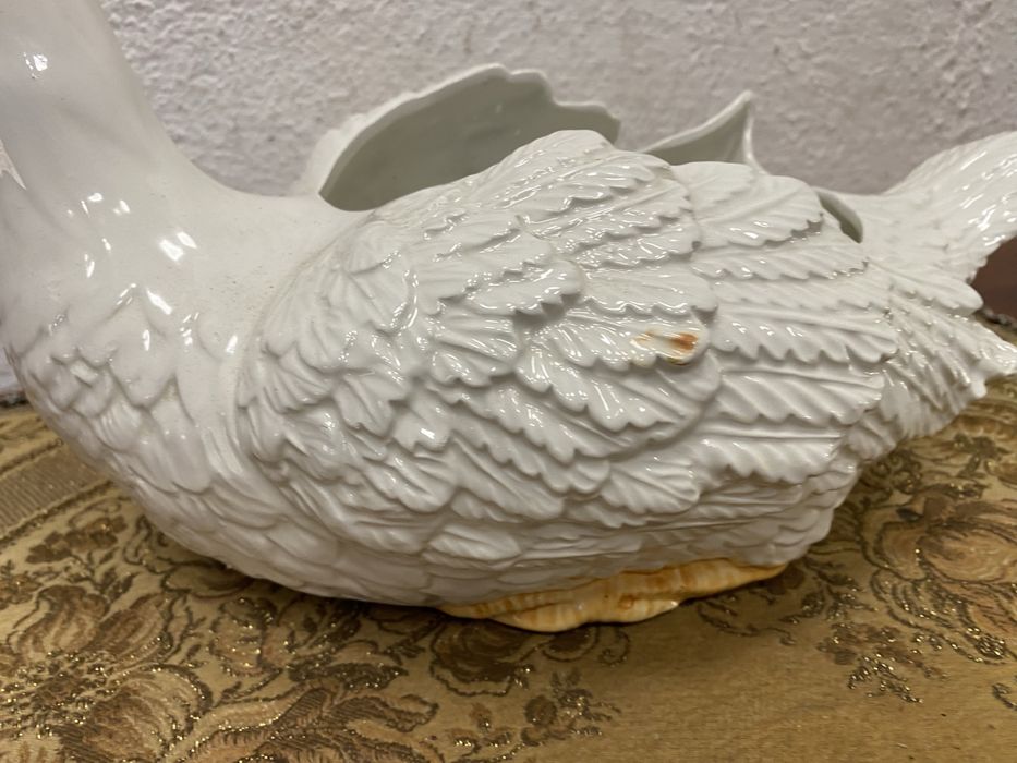 Италианска кашпа лебед от порцелан