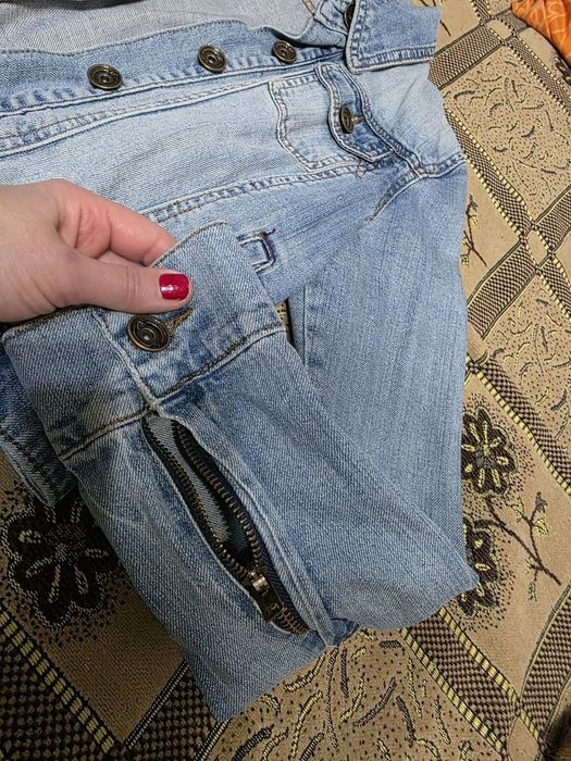 Продам фирменную джинсовую курточкуу