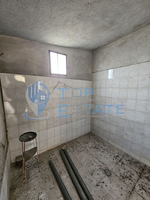 Двуетажна къща с голям двор в село Върбица, област Велико Търново