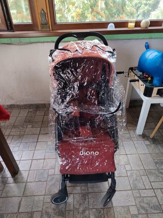 Детска лятна количка Diono към нея има дъждобран и комарник