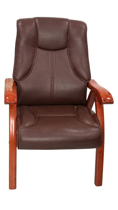 Кожаное кресло в хорошем состоянии