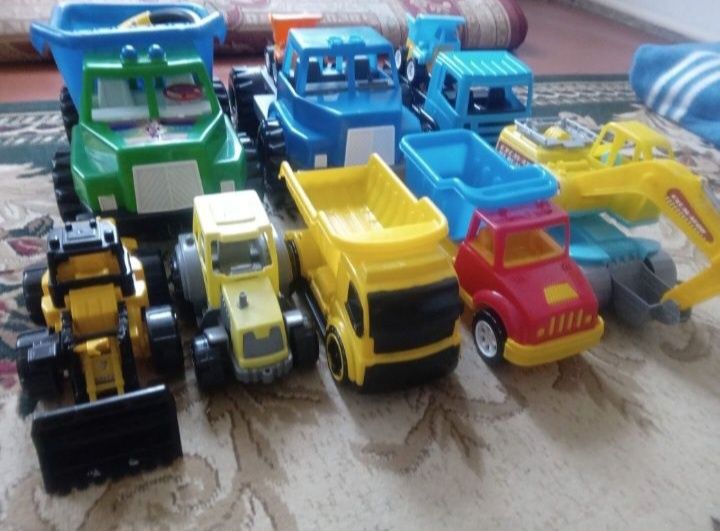 Продам Игрушки машинки Хорошем состоянии
