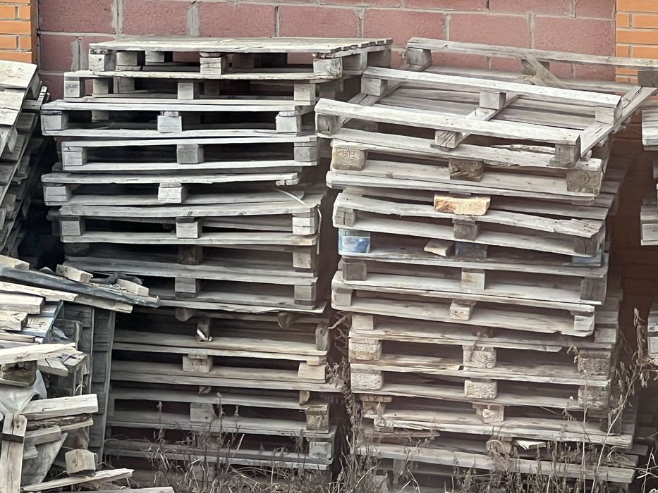 Поддоны, можно на дрова.