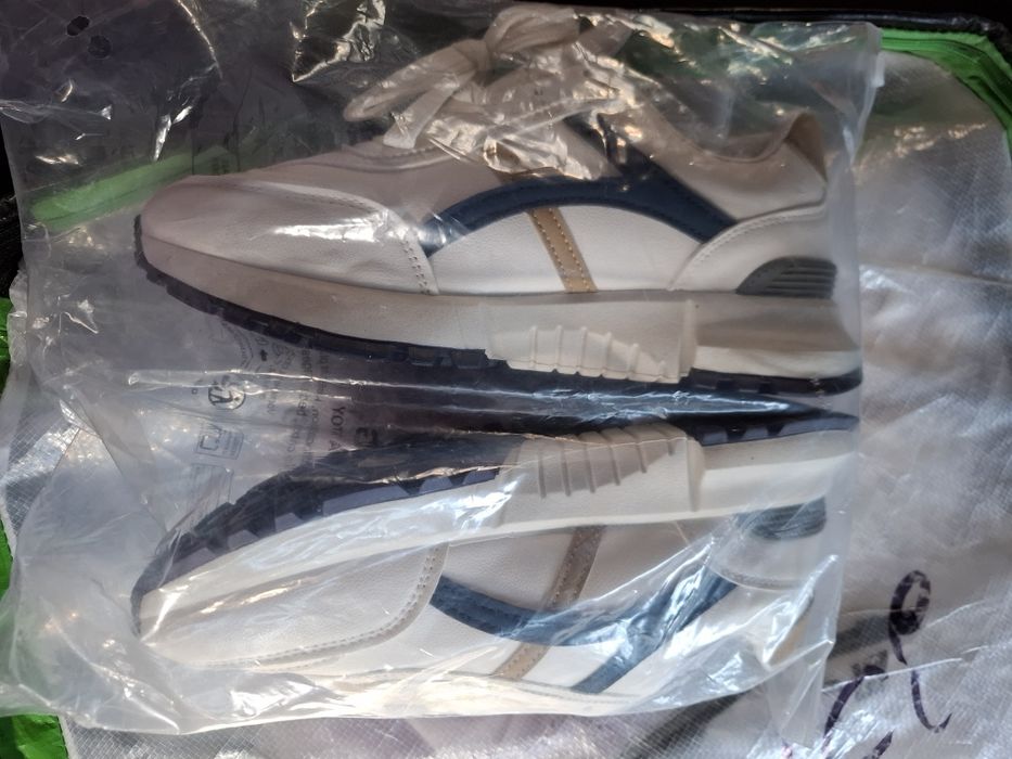 Adidași de vânzare
