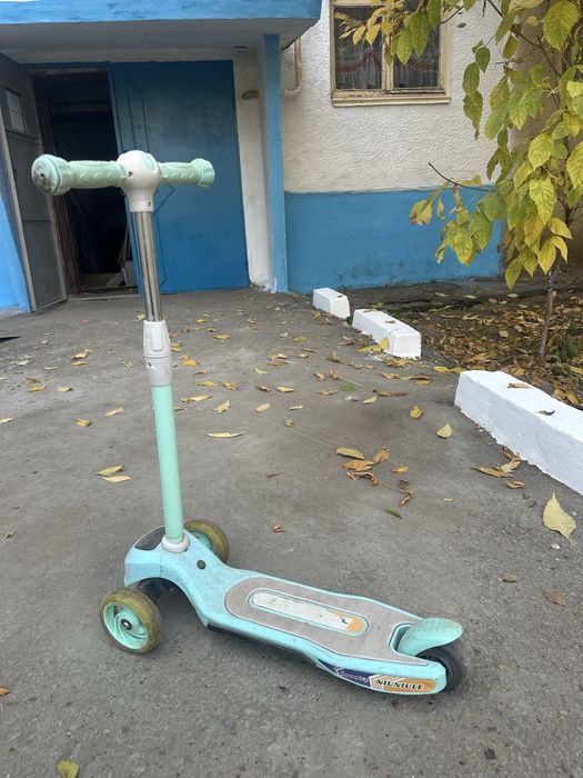 Самокат детский светлый б/у