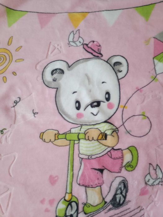 Зимен космонавт момиче с подарък одеялце