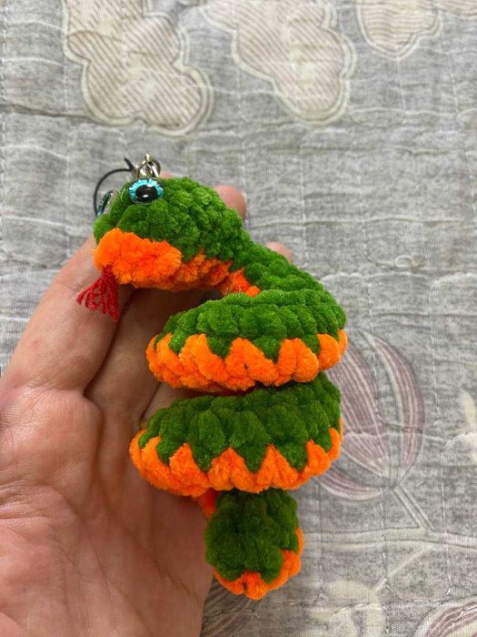 Вязаная игрушка Змейка