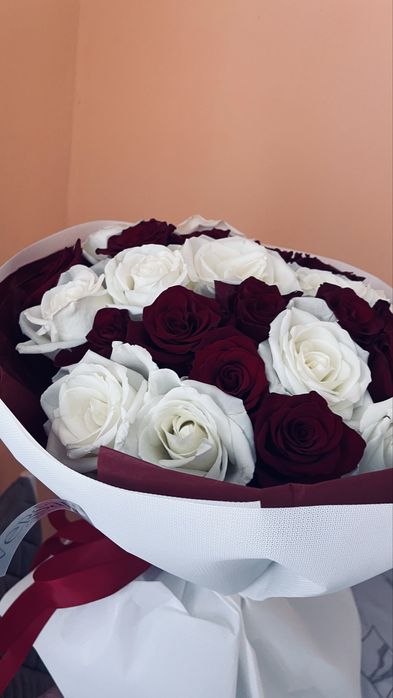 Букет роз белые и красные стильной упаковке
