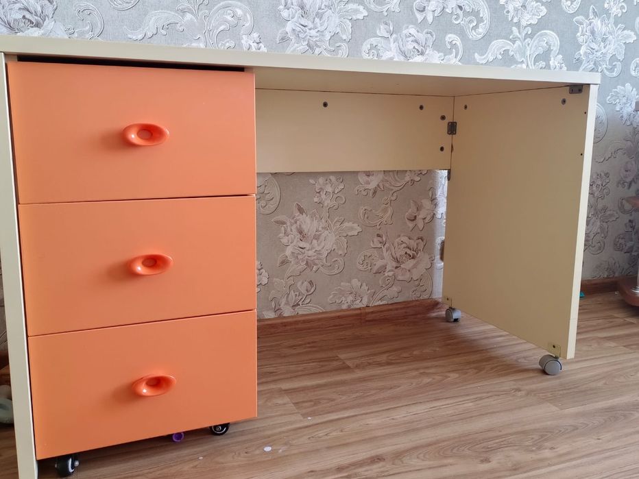 Продам школьную парту