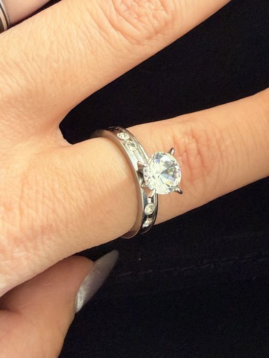 Стоманен пръстен с кристален камък