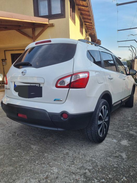 Vând Nissan Qashqai alb 5+2 130cp manuală!