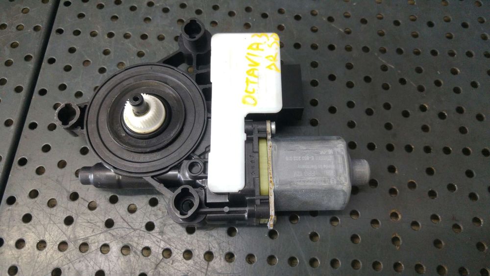 Motoras macara dreapta spate skoda octavia 3 5e3 nl3 nr3 5q0959812a