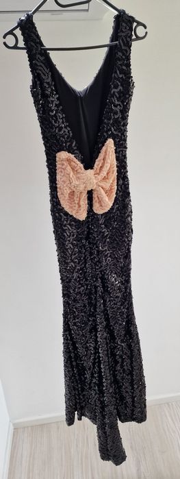 Vând rochie model deosebit