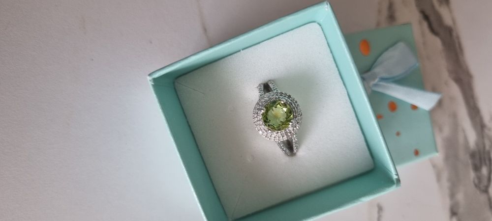 Пръстен с перидот и диаманти