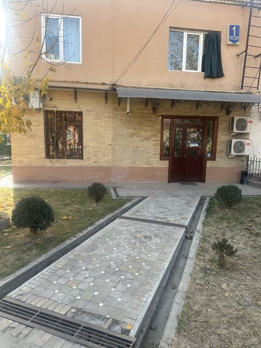 Нотурар бино сотилади 70м2 ва олдида2сотих боги бор а