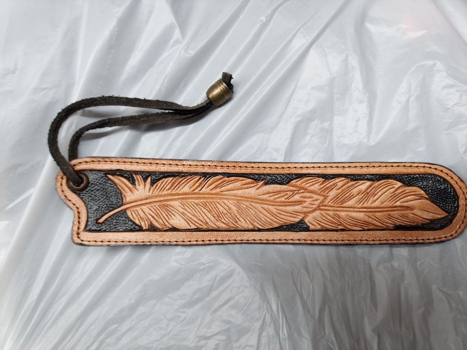 Продавам два вида кожени разделители за книги