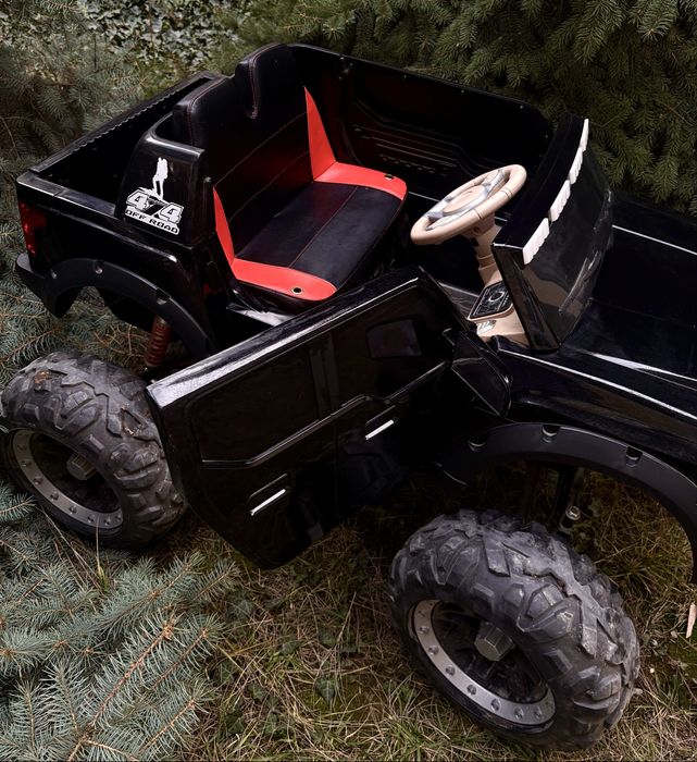 Электромобиль джип б/у. 119 см в длину; 81 см в ширину