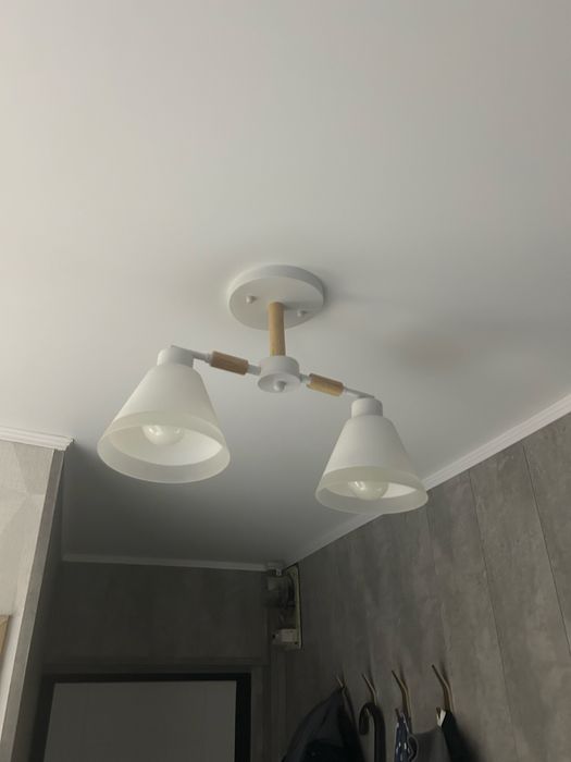 Продам люстру  2 плафона