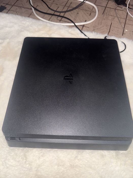 СРОЧНО!!! Плейстейшен 4 + диск ГТА5 и Майнкрафт+зарядка для джестиков.