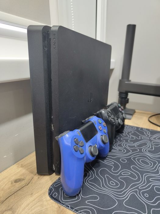 PS4 Slim 500GB, 2 геймпада, 3 игры
