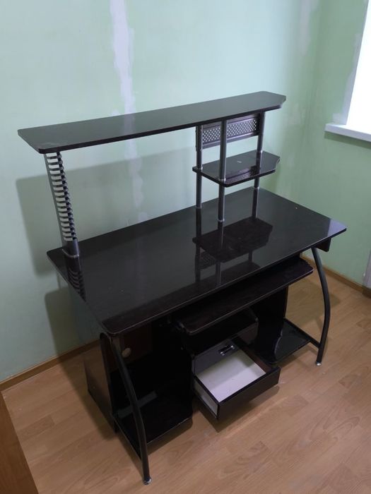 Продам стол для учебы/работы