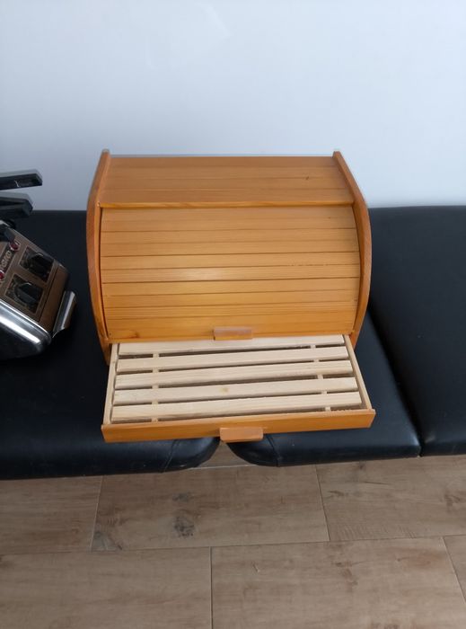 Cutie de pâine din lemn cu sertar