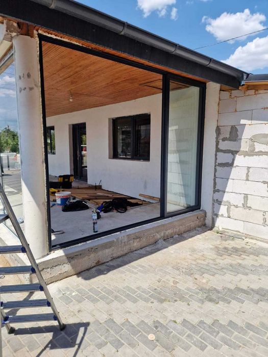 Închideri terase cu sisteme glisante din aluminiu