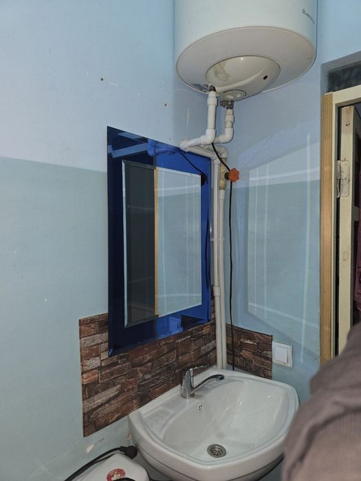 Когон шахар гор балницани олдида мехмонхона бор.