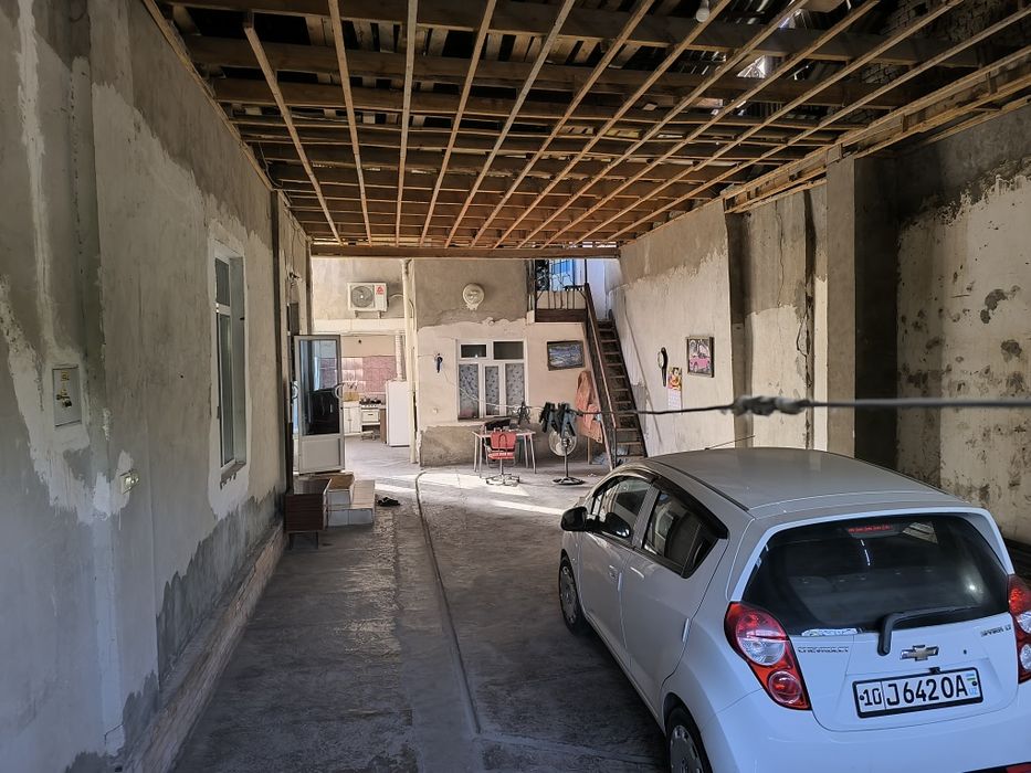 Продается дом на участке 3.5 соток в центре Янгиюля.